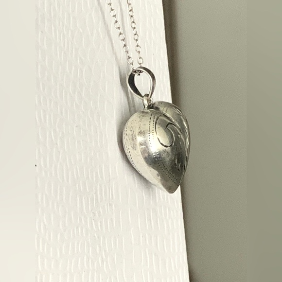 Vintage 925 Sterling Silver Etched Heart Pendant Necklace - Picture 8 of 16